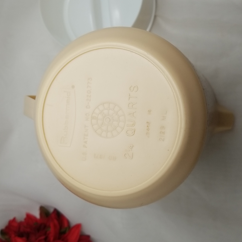 Vintage Rubbermaid Plastic Pitcher - Picture 4 of 14